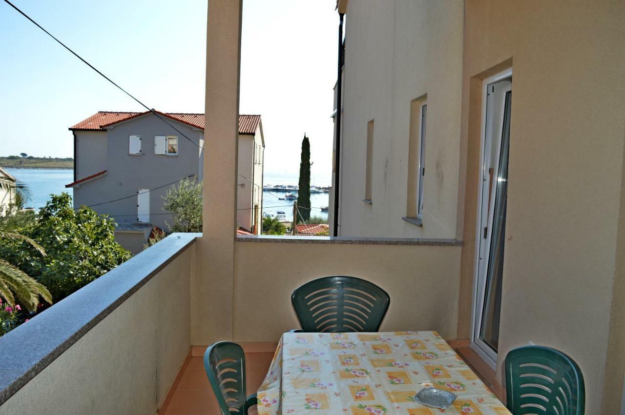Apartments Macak نوفاليا الغرفة الصورة